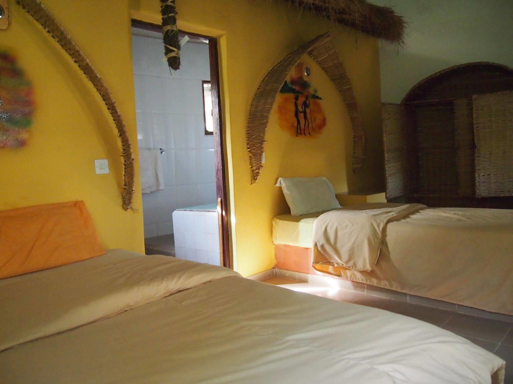 Footsteps Eco-Lodge Gunjur エクステリア 写真